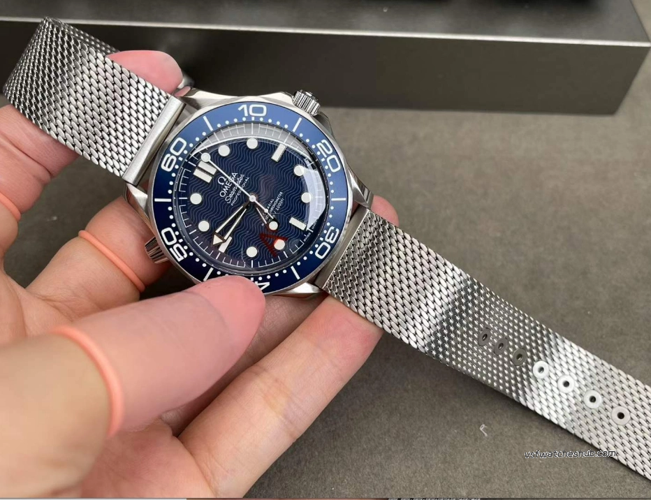 VSF Omega Seamaster Diver 300M 210.30.42.20.03.002 front high-definition photos