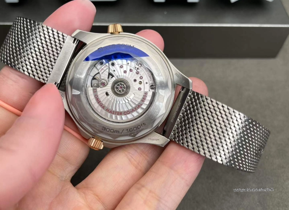VS Factory Omega Seamaster Diver 300M 210.90.42.20.10.001 case back high-definition photos