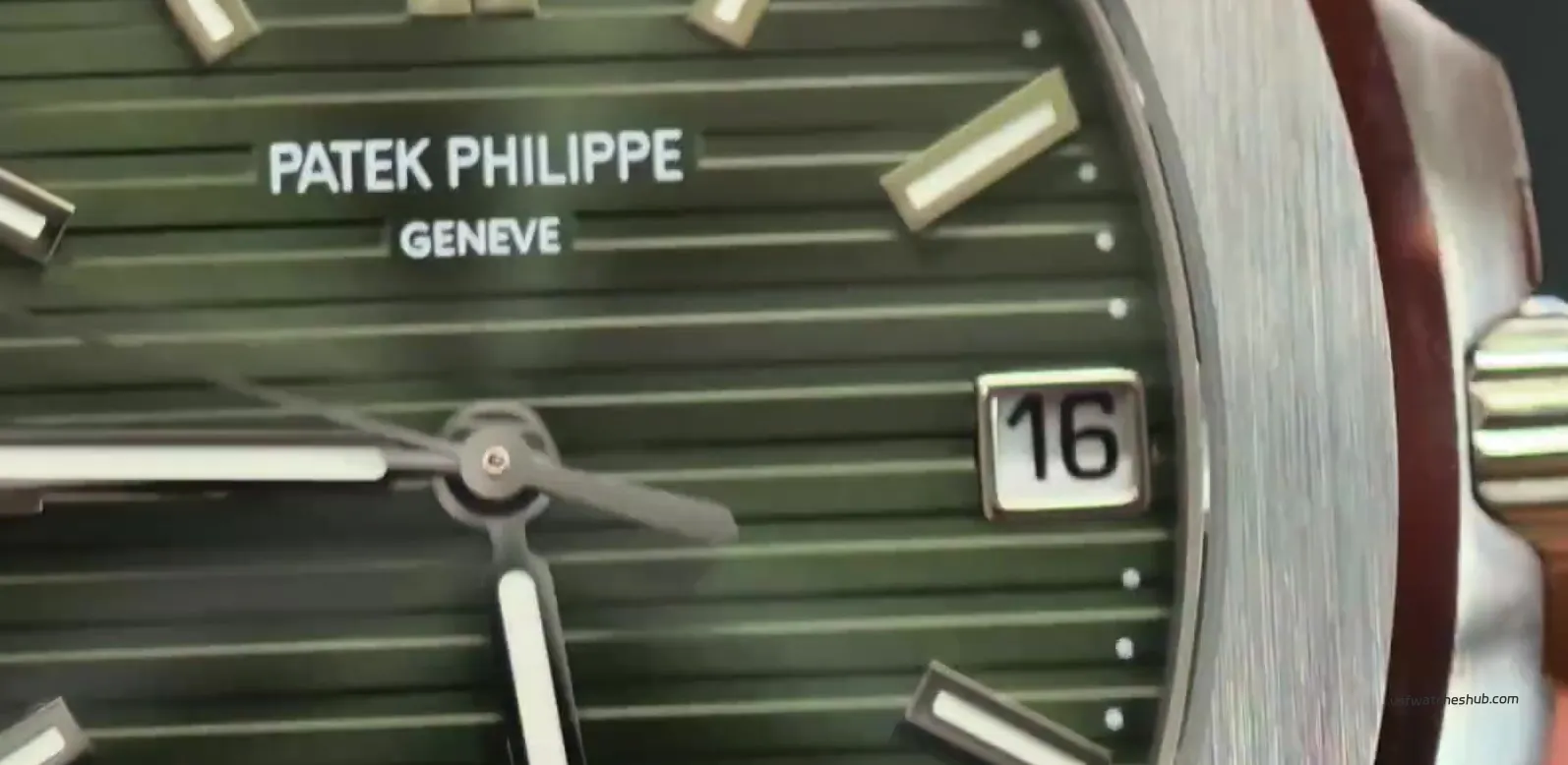 Hour marker edges and hands close-up on DDF 5711 green dial